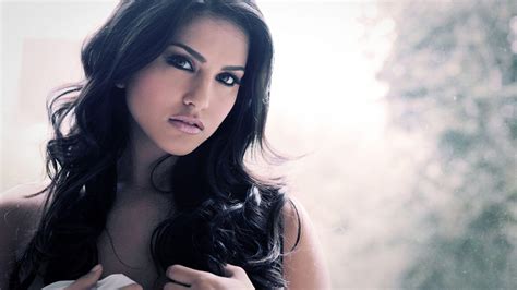 1,920 Sunny Leone Photos & High Res Pictures